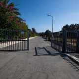 ...l� dove al civico 6 troviamo un cancello aperto che ci permette di entrare nel �condominio�